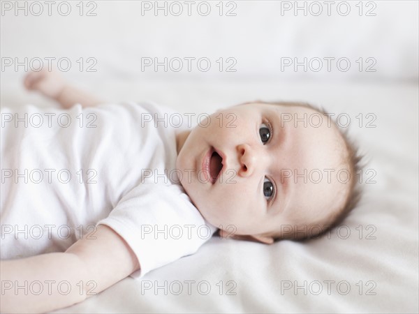 Portrait of baby boy (2-5 months) . 
Photo : Jessica Peterson