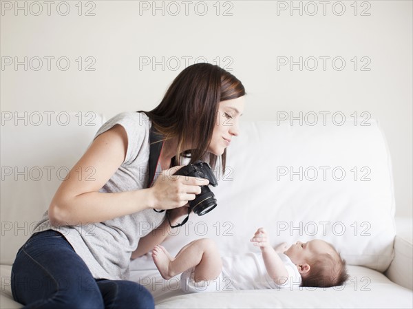 Mother photographing baby girl (2-5 months).
Photo : Jessica Peterson