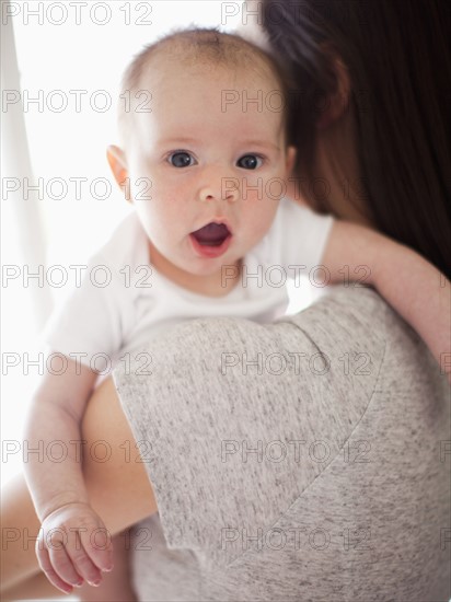 Portrait of baby girl in mother's arms (2-5 months).
Photo : Jessica Peterson