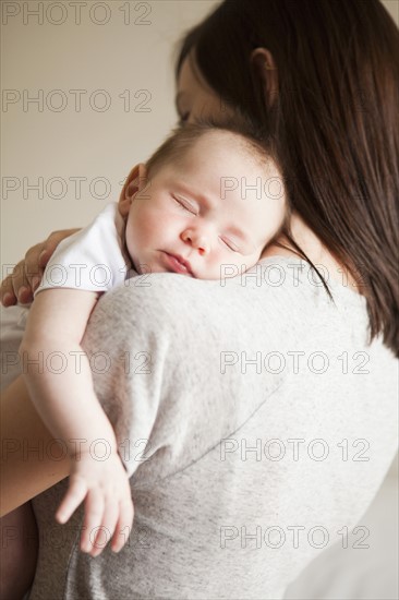 Mother embracing baby girl (2-5 months). 
Photo : Jessica Peterson