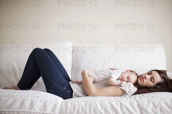 Mother and baby girl (2-5 months) sleeping together.
Photo : Jessica Peterson