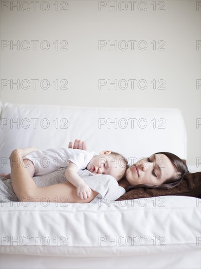 Mother and baby girl (2-5 months) sleeping together.
Photo : Jessica Peterson