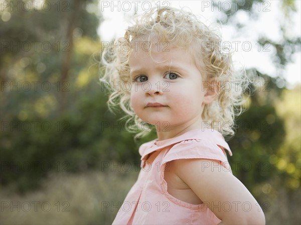 Outdoor portrait of young girl (4-5) . 
Photo : Jessica Peterson