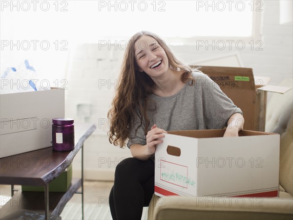 Young woman moving into new flat.
Photo : Jessica Peterson