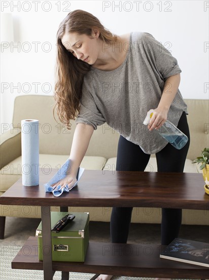 Young woman cleaning. 
Photo : Jessica Peterson