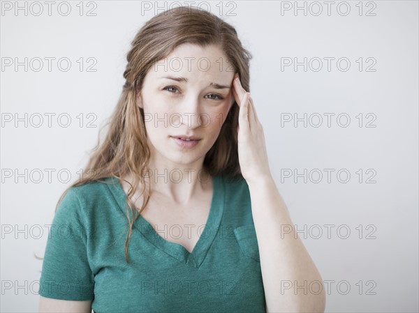 Studio shot of young suffering from headache. 
Photo : Jessica Peterson