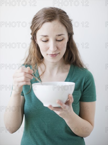 Happy young woman enjoying bowl of cornflakes.
Photo : Jessica Peterson