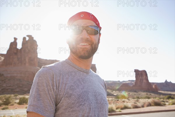 USA, Utah, Moab, Mid adult man posing in cycling gear.
Photo : Jessica Peterson
