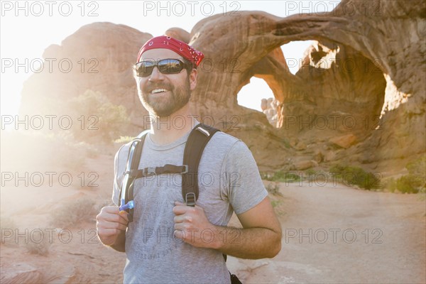 USA, Utah, Moab, Mid adult man posing in front of natural arches.
Photo : Jessica Peterson