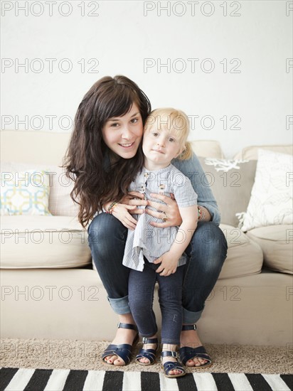 Happy young mother posing with toddler girl (2-3). 
Photo : Jessica Peterson