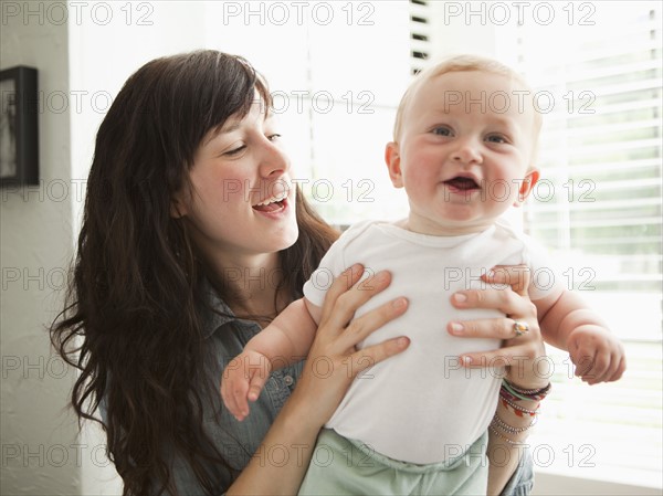 Young mother embracing baby boy (6-11 months) . 
Photo : Jessica Peterson