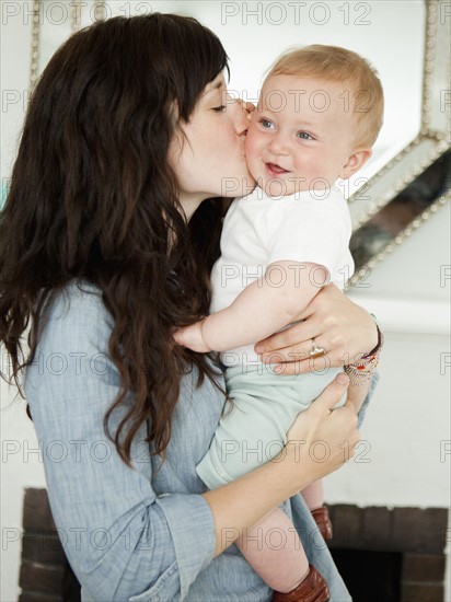 Young mother embracing baby boy (6-11 months) .
Photo : Jessica Peterson