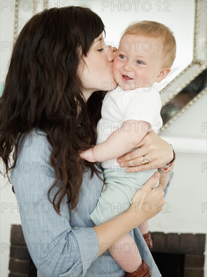 Young mother embracing baby boy (6-11 months) . 
Photo : Jessica Peterson