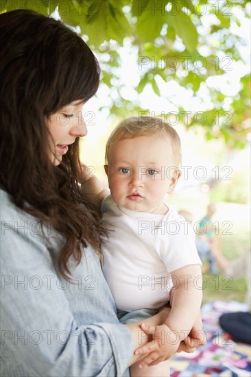 Young mother embracing baby boy (6-11 months) . 
Photo : Jessica Peterson