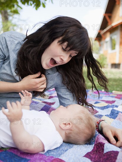 Young mother embracing baby boy (6-11 months) . 
Photo : Jessica Peterson