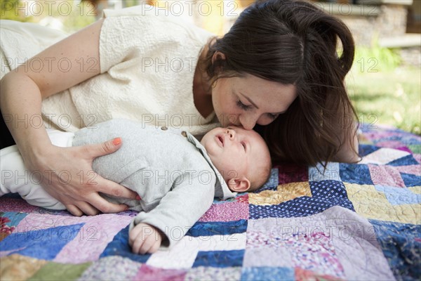Young mother kissing baby boy ( 2-5 months).
Photo : Jessica Peterson