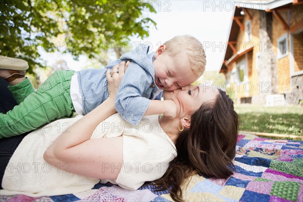 USA, Utah, Salt Lake City, Young mother kissing toddler boy ( 2-3).
Photo : Jessica Peterson