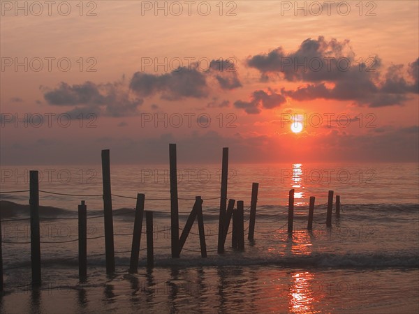 USA, Pennsylvania, Scenic sunset over sea. 
Photo : Calysta Images