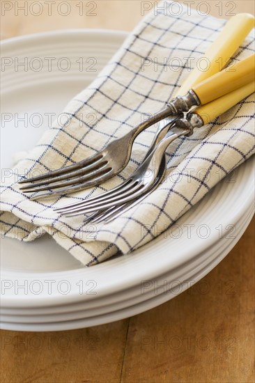 Forks, napkin and plates.