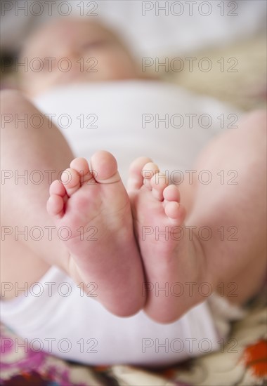 Close-up view of baby boy's feet (2-5 months). Photo : Jamie Grill