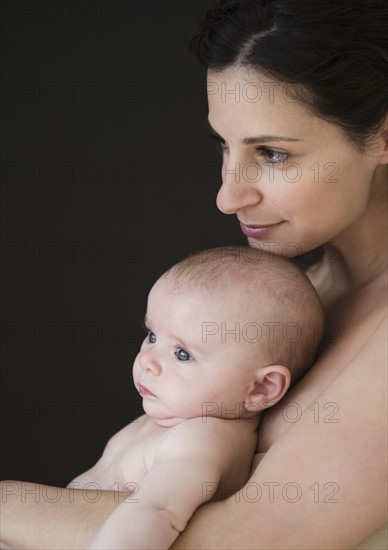 Mother and baby boy (2-5 months) posing together. Photo : Jamie Grill