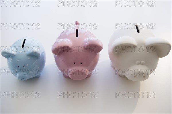 Three piggy banks in arranged order of magnitude. Photo : Jamie Grill