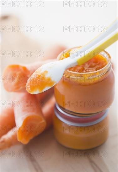 Carrot baby food and fresh carrots. Photo : Jamie Grill