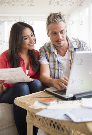 Couple paying bills. Photo : Jamie Grill