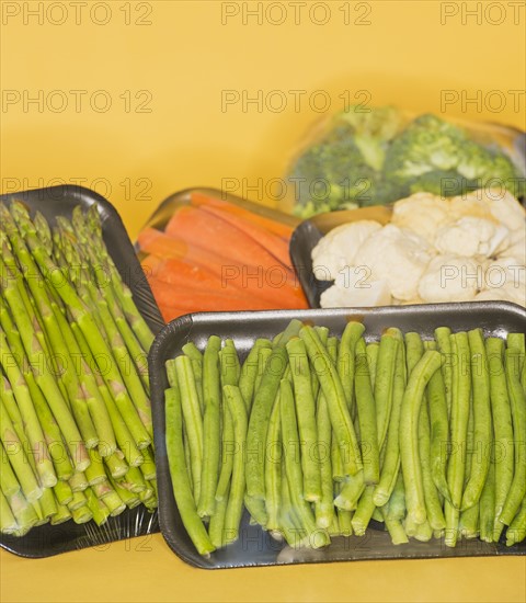 Studio shot of vegetables wrapped on trays. Photo : Daniel Grill