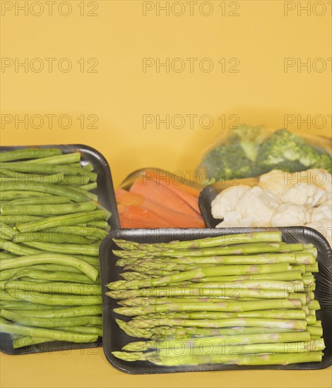 Studio shot of vegetables wrapped on trays. Photo : Daniel Grill