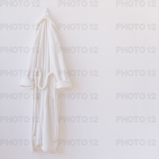 Studio shot of white bathrobe. Photo : Daniel Grill