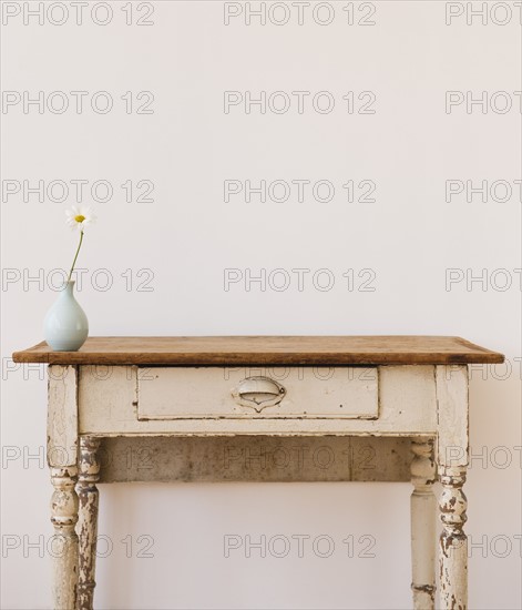 Studio shot of old-fashioned desk. Photo : Daniel Grill