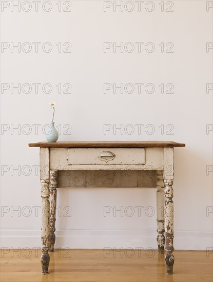 Studio shot of old-fashioned desk. Photo : Daniel Grill