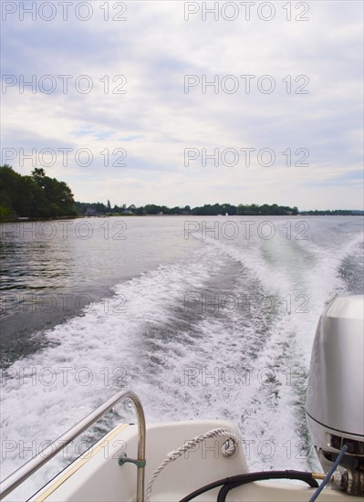 Wake made motorboat. Photo : Daniel Grill