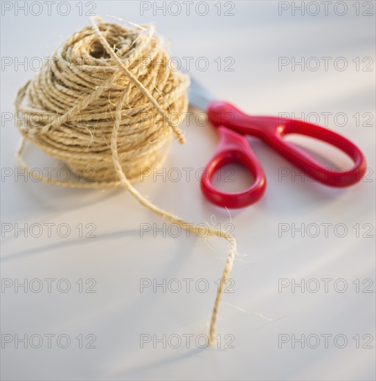 Coiled string and scissors. Photo : Daniel Grill