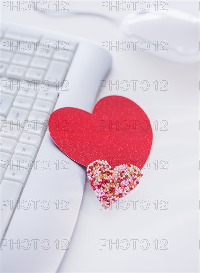 Paper hearts on computer keyboard. Photo : Daniel Grill