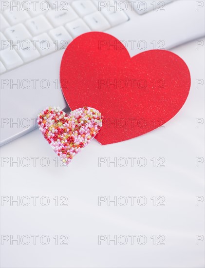 Paper hearts on computer keyboard. Photo : Daniel Grill