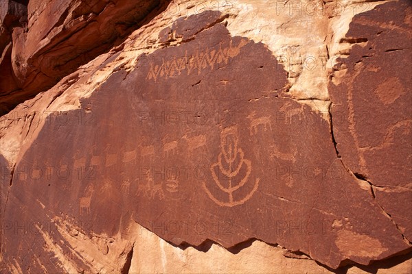 USA, Utah, Native American art on stone wall. Photo : John Kelly