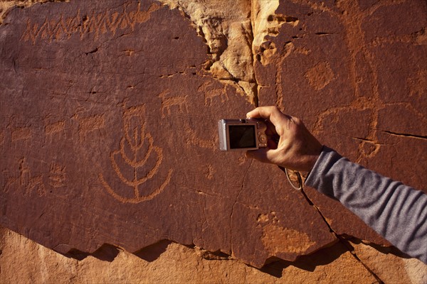 USA, Utah, Native American art on stone wall. Photo : John Kelly