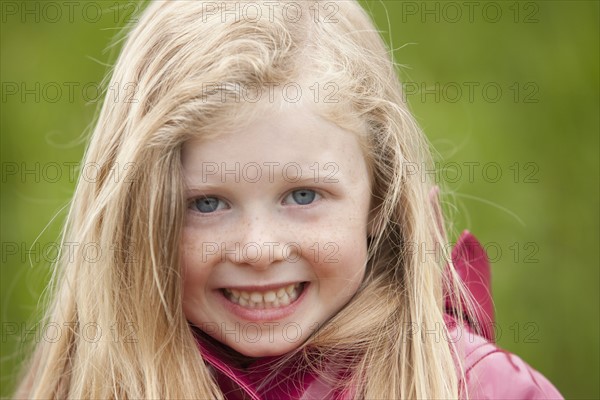 Portrait of smiling blonde girl. Photo : Mike Kemp