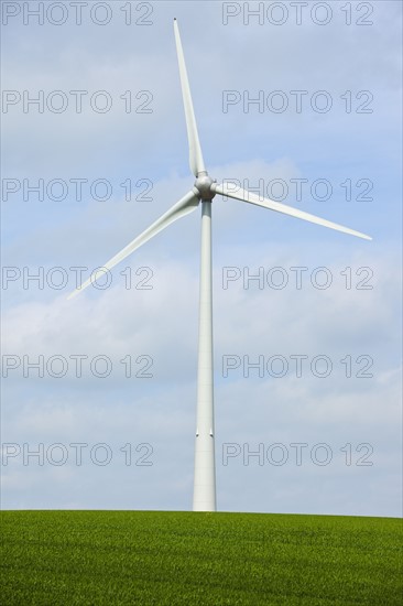 France, Rocroi, Wind turbines on fields. Photo : Mike Kemp