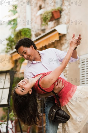 France, Cassis, Couple dancing on street. Photo : Mike Kemp