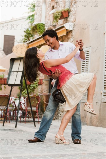 France, Cassis, Couple dancing on street. Photo : Mike Kemp