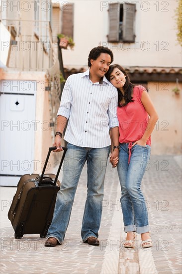 France, Cassis, Couple with suitcase holding hands. Photo : Mike Kemp