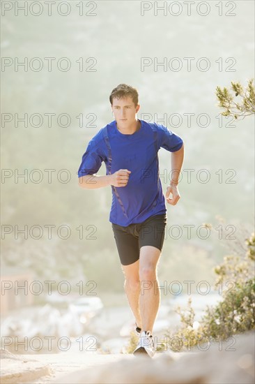 France, Marseille, Man jogging on sunny day. Photo : Mike Kemp