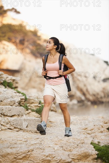 France, Marseille, Woman hiking in rocky terrain. Photo : Mike Kemp