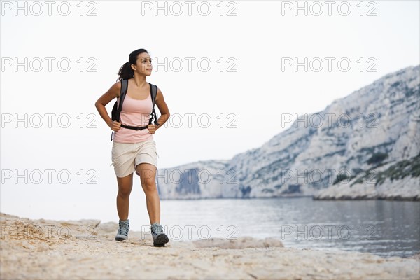 France, Marseille, Woman hiking on seaside. Photo : Mike Kemp