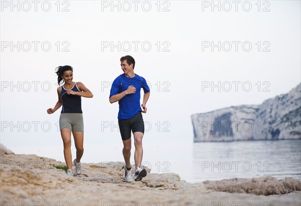 France, Marseille, Couple jogging by seaside. Photo : Mike Kemp