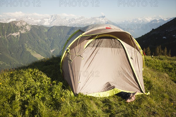 Switzerland, Leysin, Tent pitched on Alpine meadow. Photo : Mike Kemp