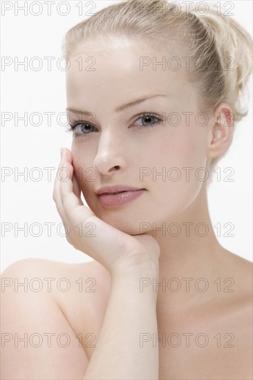 Beauty portrait of woman with hand on chin. Photo : Jan Scherders